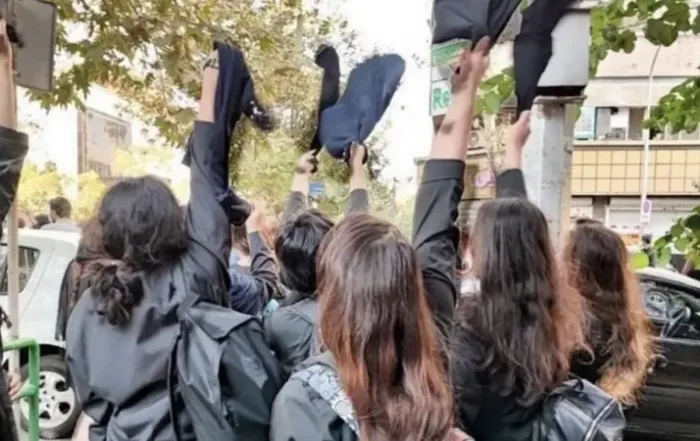 تأثیر فضای آموزشی دبیرستان‌های دخترانه بر مشارکت زنان در احزاب و گروه‌های سیاسی-اجتماعی